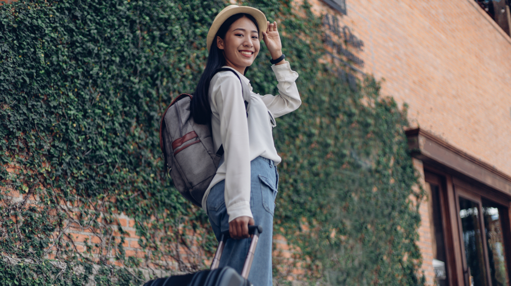 How to Stay Safe and Secure While Travelling: Smart Tools Every Traveller Needs